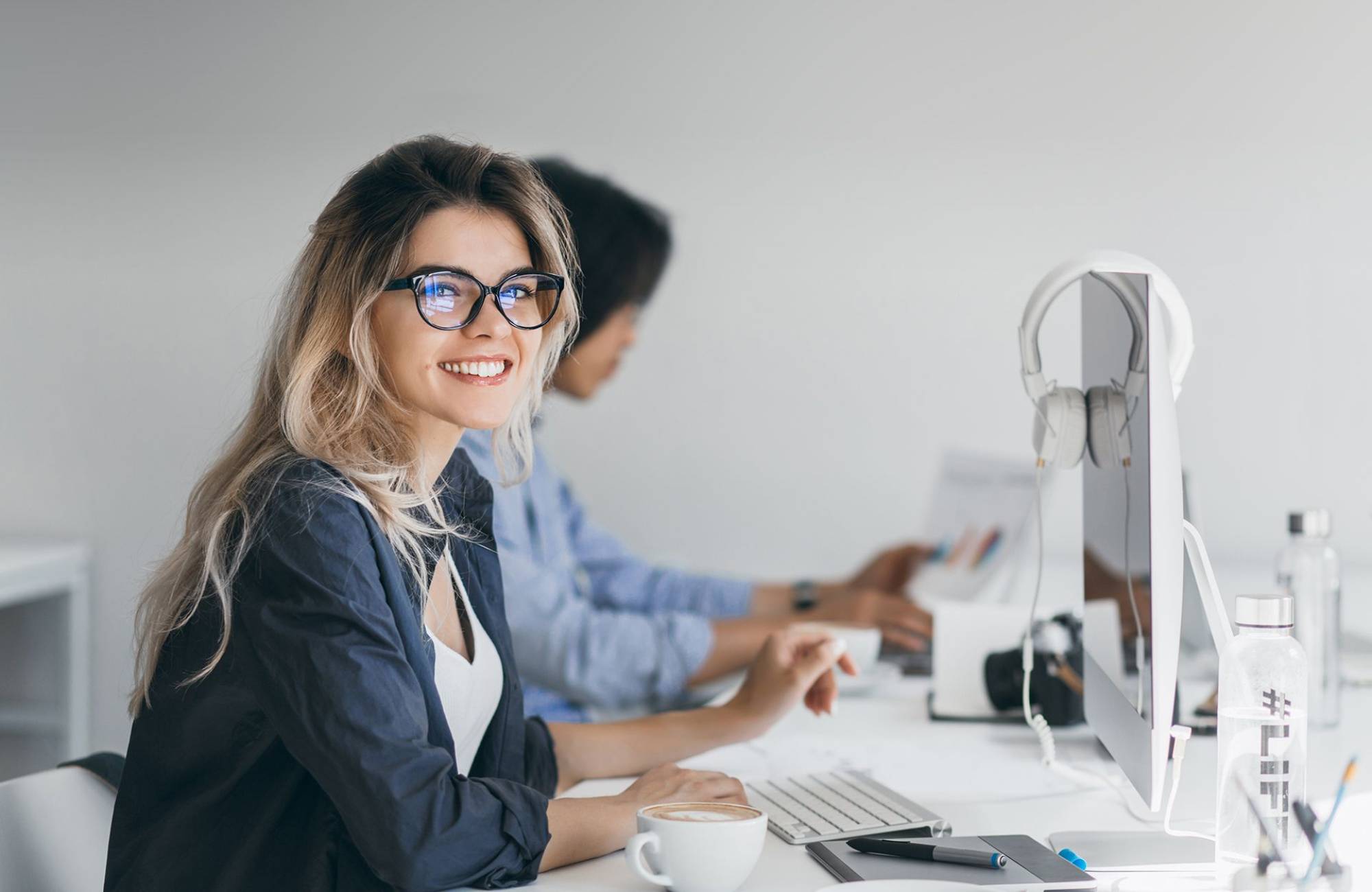 Attractive laughing freelancer girl posing with cup of coffee at her workplace. Chinese student in blue shirt works with document in campus with blonde friend in glasses. SSUCv3H4sIAAAAAAAACnRSPW/sIBDsI+U/WNRBARtsLmWKdE96fZRigb07FA5OBr+nKMp/D/5KKJLOOzs7O7Pm/famaYiG5Ax5aN7nqtTO+ynlEbKLocDsbsNHDBbHGkHrchwd+BrUkM05wAULGCbvZ/hjaZKUIU8J07xsgwxkPBWNFfySWB09r3WzN5ZmmSgt8jglFzCl+ycXIBgkdxUnTXrm/MV49Uj2xrryF72N+4PKH5cMeg8B45S+xdaPlz02nDCYtyVZlXhEj7Am3sIQO/QdABuolIOi4sgk1awzVEvWteqAwOC42yBcQy9BCNr1HKiwEqkCRIq854q1A9PSLpZWH+T1f8bxUh8YJutiddt/0YCfCV1l8zo648KpGov5vPzrfczEKeRxzke+zPkYr6DL0R6aY9HEHT9DSoVud7xaZMrLipdqT4h5uc6mSmx5D3PJu5ZxJsWByVb2Sii2EdY3dHZFZ7GzC5XavDpbR3ezA9IeOsa04lQI1VHRckG1Zowa2TN1GIThQ19O+PEJAAD//wMAIhZVIA0DAAA=